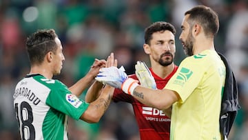 SEVILLA, 06/11/2022.- El portero del Betis Claudio Bravo (d) y su compañero Andrés Guardado (i) saludan a Jesús Navas, del Sevilla, al término del partido de Liga en Primera División disputado este domingo en el estadio Benito Villamarín. EFE/José Manuel Vidal
