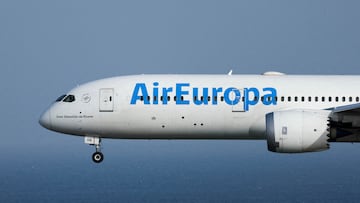 FILE PHOTO: FILE PHOTO: A Boeing 787-9 Dreamliner of the Air Europa company lands at Gran Canaria airport, in Telde, Gran Canaria, Spain, February 21, 2023. REUTERS/Borja Suarez/File Photo/File Photo