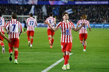 Julián Alvarez celebra con la afición rojiblanca despalzada a Bélgica para animar a su equipo en la ida de la eliminatoria.