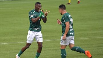 Palmeiras&#039; Patrick de Paula (L) celebrates with teammate Willian after scoring against Flamengo during their Brazilian Championship football match, at the Allianz Parque stadium on September 27, 2020, in Sao Paulo, Brazil. (Photo by NELSON ALMEIDA / 