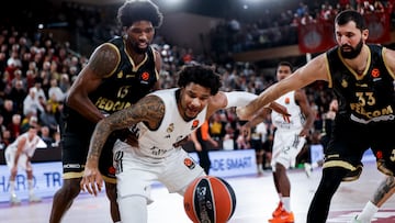 Chuma Okeke lucha por la posesión con Kevarrius Hayes y Nikola Mirotic.