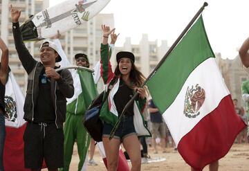 El mexicano Jhony Corzo se proclamó campeón del mundo de surf tras la final que le enfrentó al francés Joan Duru en Biarritz, en la costa suroeste francesa. En la final del Mundial-2017, Corzo se impuso con una puntuación de 14,50 por los 13,90 puntos del francés.
"Es un sueño que se convierte en realidad. Estoy muy orgulloso por esta medalla de oro para México", declaró el nativo de Puerto Escondido, que sucede en el palmarés al argentino Leandro Usuna, coronado en 2016.
(Información de AFP)