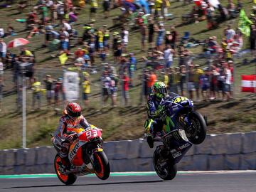 Brno (Czech Republic), 05/08/2017.- Spanish Moto GP rider Marc Marquez of the Repsol Honda Team (L) and Italian Moto GP rider Valentino Rossi of the Movistar Yamaha MotoGP (R) perform a wheelie after the qualification of the Motorcycling Grand Prix of the Czech Republic at Masaryk circuit in Brno, Czech Republic, 05 August 2017. The Czech MotoGP race will take place on 06 August 2017. (Rep&uacute;blica Checa, Ciclismo, Motociclismo) EFE/EPA/MARTIN DIVISEK