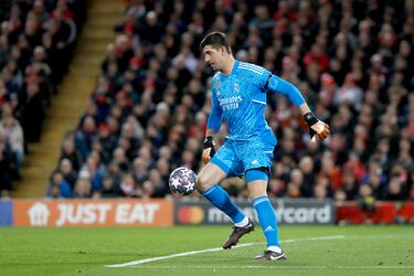2-0. Mala cesión atrás de Carvajal con el balón botando, Thibaut Courtois se lía con el despeje y termina perdiendo en el equilibrio. Mohamed Salah muy oportuno, anota el segundo gol.