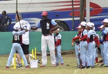 El coach de bateo de los Tampa Bay Rays, Derek Shelton y el jugador retirado cubano Michel Ford participan en un clínica de baseball para niños en Cuba.