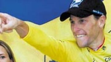 <b>CON CICLISMO A FONDO.</b> El libro se puede adquirir a partir de hoy en todos los quioscos españoles comprando la revista Ciclismo a fondo, por un precio conjunto de 5,5 euros, sólo 2,55 euros más que cualquier otro mes.