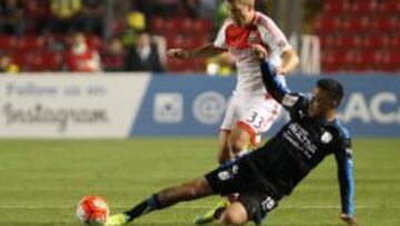 Nery Dom&iacute;nguez  disputa un bal&oacute;n con Bobby Boswell.