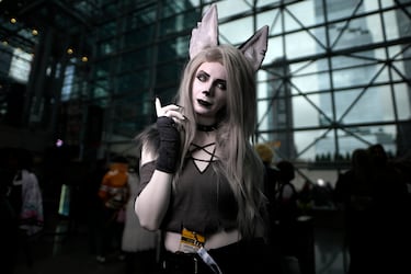 Una asistente vestida como Loona de Helluva Boss posa durante la Comic Con de Nueva York en el Centro de Convenciones Jacob K. Javits.