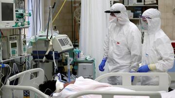 Members of the medical staff treat a patient suffering from the coronavirus disease (COVID-19) at the Intensive Care Unit (ICU) of the Slany Hospital in Slany, Czech Republic, October 13, 2020. Picture taken October 13, 2020.   REUTERS/David W Cerny
