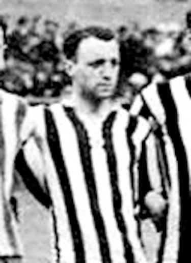 Sumamos otro delantero. Germán debutó en 1913 y pudo anotar 19 goles en sus 14 temporadas. Le llamaban “Maneras” y fue el segundo futbolista, tras el ya mencionado Domingo Gómez-Acedo, en alcanzar los 100 partidos como león.