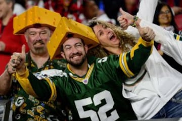 Y de Nueva Inglaterra pasamos a la soleada Arizona, donde estos alegres fans de los Packers posaban alegres antes del partido. Despu¨¦s los sombreros se les derritieron y llegaron a casa oliendo a nachos.