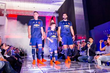 La U presenta camiseta que rememora el azul del '94