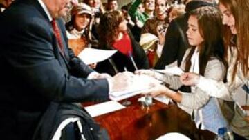 <b>SOLICITADO. </b>Vicente del Bosque firmó decenas de autógrafos ayer.