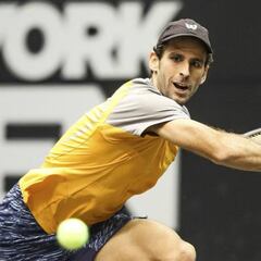 Menéndez salva cinco bolas de partido y vence un partido épico