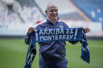 Sin bien ya dirigió en Mexico, ahora tendrá la experiencia de volver a la Liga Mx al mando de Rayados de Monterrey. Dirigió en su momento a la Selección Mexicana y al club español, el Atlético de Madrid.