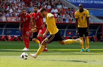 Eden Hazard recibió la falta de Syam Ben Youssef dentro del área.
El árbtiro, el salvadoreño Juan Zumba, señaló la pena máxima y el propio Hazard se encargo de lanzarlo y así estrenar el marcador.
