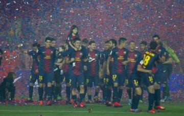 El Barcelona recibe el trofeo de la Liga BBVA 2012-2013.