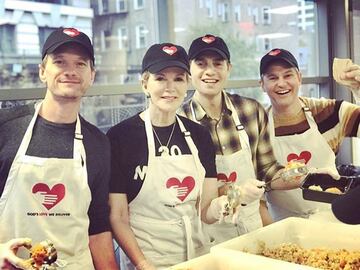 El actor Neil Patrick Harris dio las gracias a una ONG por pedirle a él y a su pareja, el también actor y chef David Burtka, su colaboración para preparar comida. "Agradecido por todo lo que hacen para ayudar a aquellos con necesidades. Un honor apoyarles", comentó.