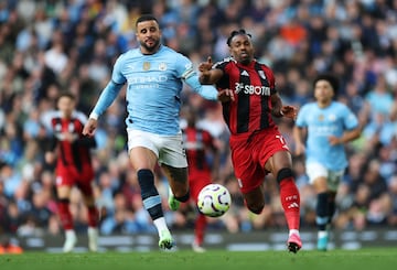 Kyle Walker y Adama Traoré, jugadores de Manchester City, se miden en velocidad durante un partido.