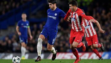 Lucas pelea un balón con Morata en el Chelsea-Atlético de Champions.