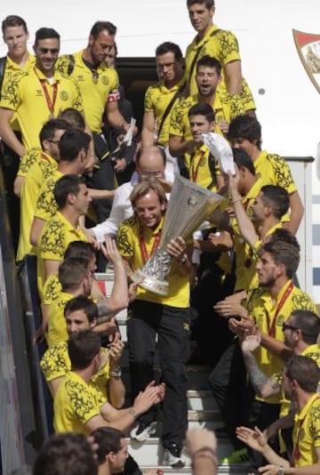 Rakitic con el trofeo de la Europa League tras aterrizar en el aeropuerto de Sevilla.