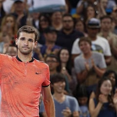 Dimitrov vence a Nishikori por primera vez y alza el título