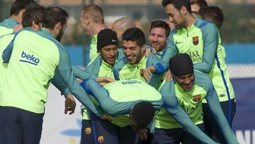 03/02/17 ENTRENAMIENTO DEL BARCELONA
GRUPO
Samuel Umtiti pasa por el pasillo