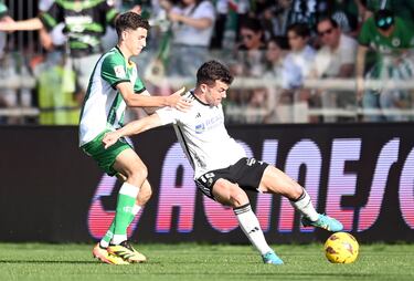 Si hay un jugador vital para el Burgos, ese es Curro. El centrocampista se inventó un control en el área en el minuto 96 (a falta de uno para el final), para terminar recibiendo un penalti, que él mismo transformó. El tanto ponía el 2-1 final contra el Racing.