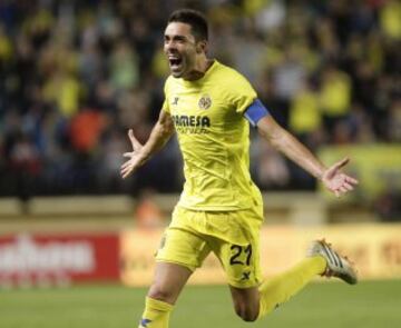 El centrocampista del Villarreal Bruno Soriano celebra su gol, tercero del equipo.