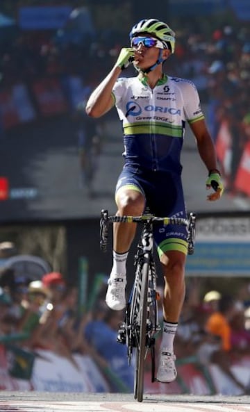 El ciclista colombiano del equipo Orica Esteban Chaves se proclama vencedor de la segunda etapa de la Vuelta Ciclista a España, con salida en Alhaurín de la Torre y llegada en Caminito del Rey, con una distancia de 158'7 kilómetros. 