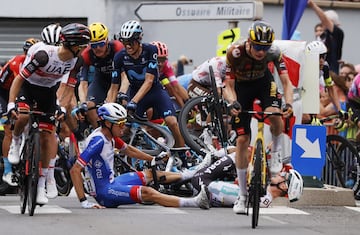 Las caídas múltiples son algo habitual en el Tour de Francia y los corredores tienen un sexto sentido para evitarlas, aunque a veces sea imposible. En la imagen, Kevin Geniets y Aleksandr Vlasov yacen en el suelo durante un tramo de la sexta etapa de la Grande Boucle. A su alrededor, varios corredores logran salvar el accidente.