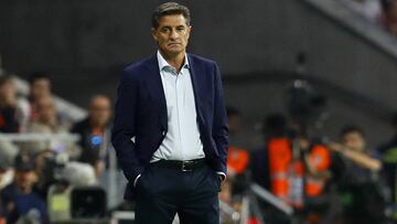 Míchel, dirigiendo al Málaga desde la zona técnica.