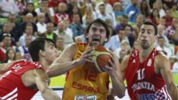 Sergio Llull penetra ante Saric y Ukic.