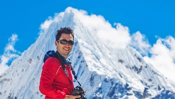 Edson Vandeira, fotógrafo, frente a una montaña nevada.