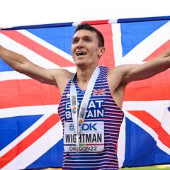 Stadium announcer commentates his son’s 1500m win