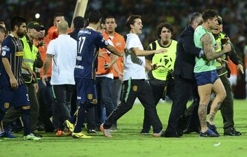 Un calentón de Berrío, tras marcar el tercer gol del Atlético Nacional, y su celebración en la cara del portero de Rosario Central fue la chispa que desató la trifulca, aunque en ese momento todo quedó en conato, tras el pitido final se desató la guerra y los jugadores se cruzaron todo tipo de golpes, obviamente el principal objetivo de los jugadores del equipo argentino fue Berrío por lo acontecido minutos antes en el partido. 