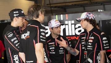 Jorge Martín con Marco Bezzecchi y Rivola en el box de Aprilia de MotoGP.