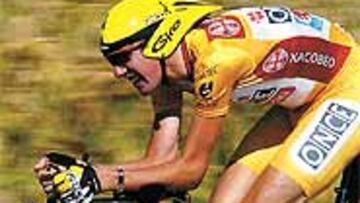 <b>COMO UN TIRO.</B> Isidro Nozal rodó ayer a 51,5 km/h y consolidó su liderato.