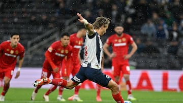 AME4213. GUADALUPE (MÉXICO), 10/01/2026.- Sergio Canales de Monterrey lanza un tiro penal en una jugada ante Toluca este sábado, en un partido por la jornada 1 del Torneo Clausura 2026 en el estadio BBVA, en Guadalupe (México). EFE/Miguel Sierra