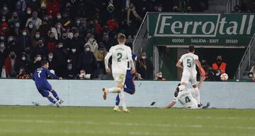 ¡Hazard le da la vuelta a la eliminatoria! Gran balón filtrado de Alaba que recibe el belga, Werner sale del área, pero el madridista llega ante, le regatea y marca a placer





