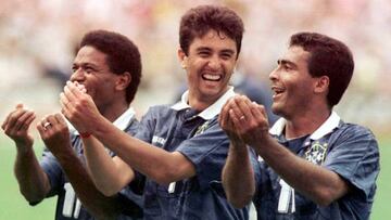 Mazinho, Bebeto y Romario, (de izda a dcha) celebrando el tanto para Bebetinho.