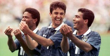 Mazinho, Bebeto y Romario, (de izda a dcha) celebrando el tanto para Bebetinho.