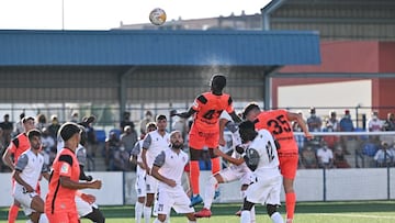 Moussa acomete un bal&oacute;n dividido.