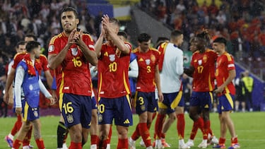 Cologne (Germany), 30/06/2024.- Spain players Mikel Merino (L) applaud to supporters after winning the UEFA EURO 2024 Round of 16 soccer match between Spain and Georgia, in Cologne, Germany, 30 June 2024. (Alemania, España, Colonia) EFE/EPA/ROBERT GHEMENT
