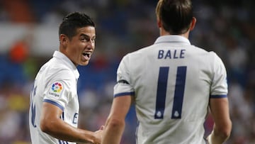 GRA273. MADRID. 16/08/2016.- Los jugadores del Real Madrid, el colombiano James Rodríguez (i) y el galés Gareth Bale, celebran un gol durante el partido, correspondiente al trofeo Santiago Bernabéu, que Real Madrid y Stade de Reims disputan esta noche en el estadio Santiago Bernabéu, en Madrid. EFE/MARISCAL