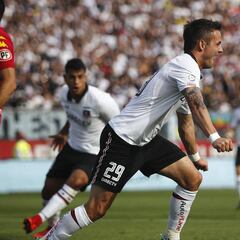 Colo Colo aplastó a Unión y el torneo queda con tres líderes