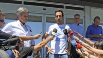 <b>OPTIMISTA. </b>Juanfran atendía ayer a los medios tras someterse a pruebas en la clínica Fremap de Majadahonda.