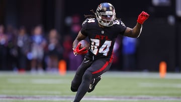 ATLANTA, GEORGIA - OCTOBER 02: Cordarrelle Patterson #84 of the Atlanta Falcons rushes the ball in the first quarter of the game against the Cleveland Browns at Mercedes-Benz Stadium on October 02, 2022 in Atlanta, Georgia.   Todd Kirkland/Getty Images/AFP