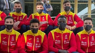 Los integrantes del equipo español de kumite posan para una foto en el CSD.