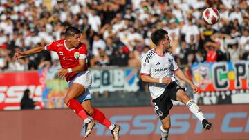 El jugador de Magallanes Felipe Flores juega el balón durante el partido de primera division contra Colo Colo disputado en el estadio Monumental en Santiago, Chile.